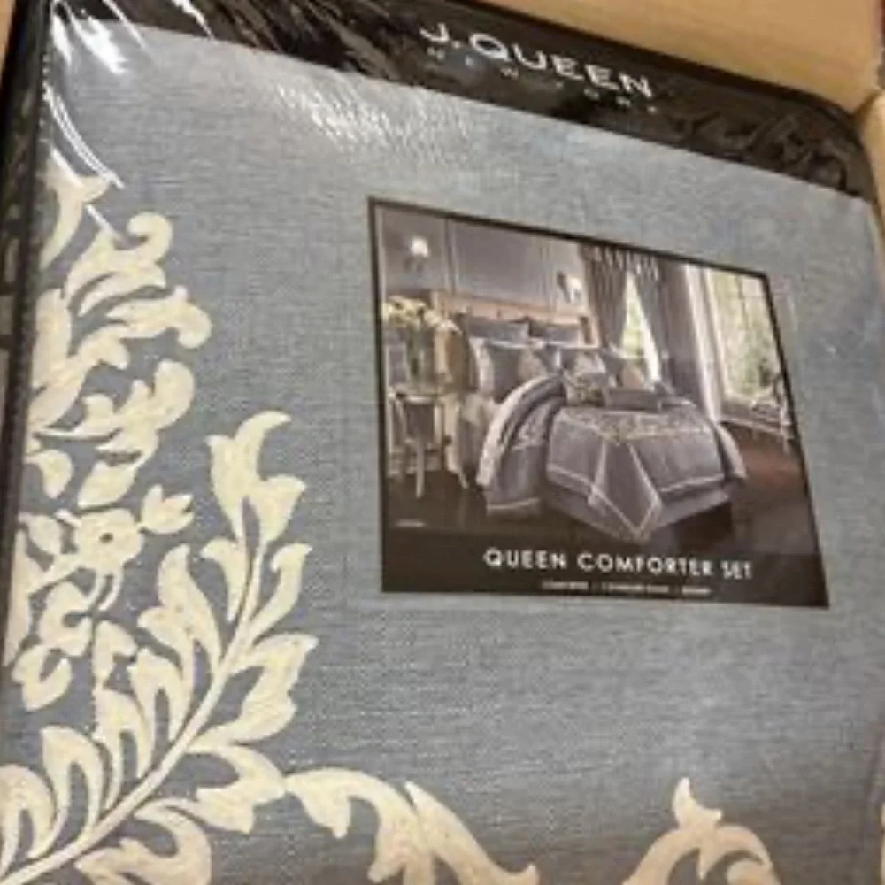 J. Queen New York Aurora Comforter Set - Queen NEW
